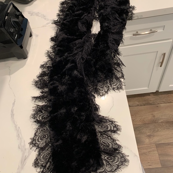 Scarf with lace detail - Picture 6 of 6